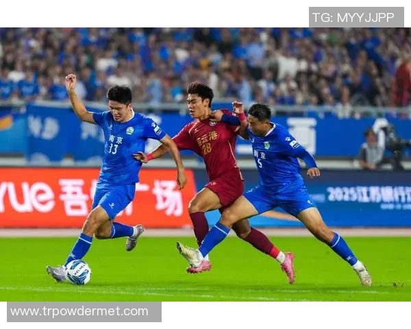 南京足球队在英超城市联赛中的节奏表现分析与点评 南京足球队在英超城市联赛中的节奏表现分析与点评